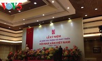 Upacara memperingati ultah ke-60  berdirinya Persatuan Pengarang Vietnam